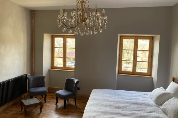 Chambre confortable et lumineuse du gîte Maison Stendhal aux Échelles en Savoie avec lit double et décoration élégante