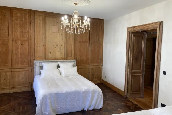 Chambre spacieuse du gîte Maison Stendhal aux Échelles en Savoie avec lit double et boiseries