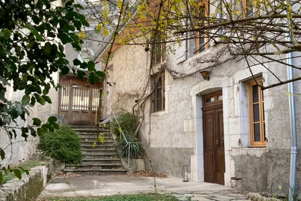 Extérieur du gîte Maison Stendhal aux Échelles en Savoie avec cour et jardin