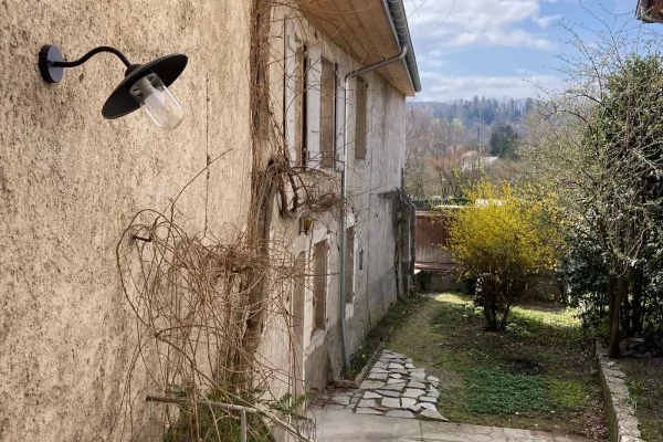 Allée extérieure et jardin du gîte Maison Stendhal en Savoie