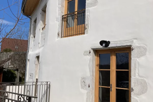Façade du gîte Maison Stendhal aux Échelles en Savoie avec entrée et fenêtres