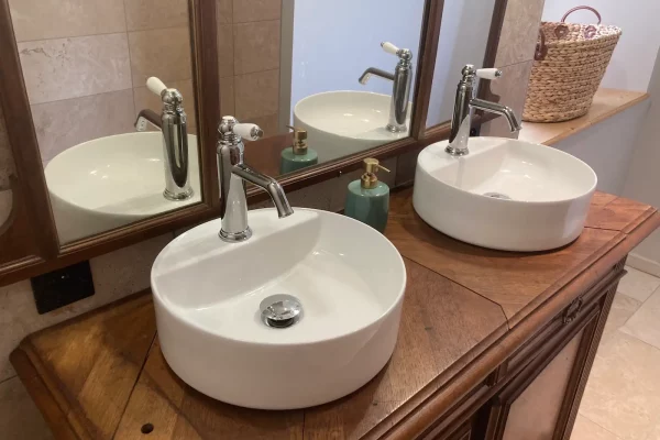 Salle de bain du gîte Maison Stendhal aux Échelles en Savoie avec double vasque et meuble en bois