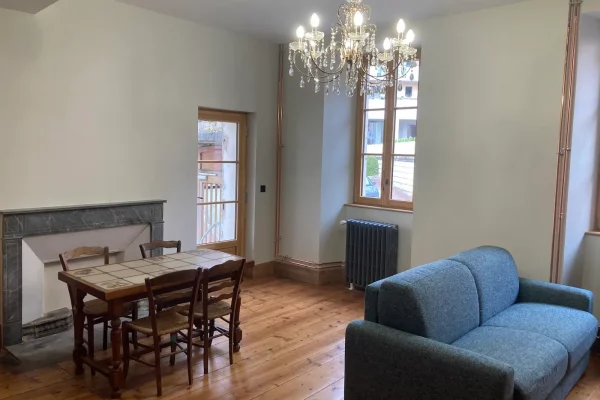 Salon et salle à manger du gîte Maison Stendhal aux Échelles en Savoie avec table et canapé