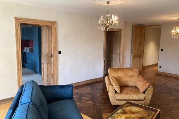 Salon spacieux du gîte Maison Stendhal aux Échelles en Savoie avec canapé et fauteuils