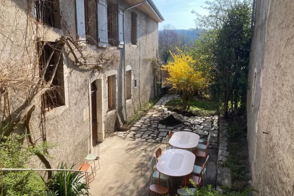 Cour intérieure - Gîte Maison Stendhal - Chartreuse Cour intérieure du gîte Maison Stendhal aux Echelles en Savoie
