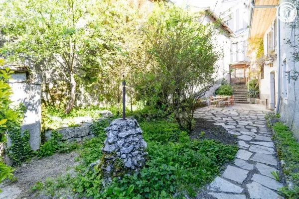 Cour intérieure ombragée - Gîte Maison Stendhal - Chartreuse Cour intérieure du gîte Maison Stendhal aux Echelles en Savoie