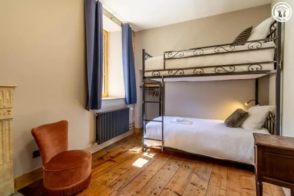 Dortoir - Gîte Maison Stendhal - Chartreuse Lits superposés du gîte Maison Stendhal aux Echelles en Savoie avec drap de lit blanc