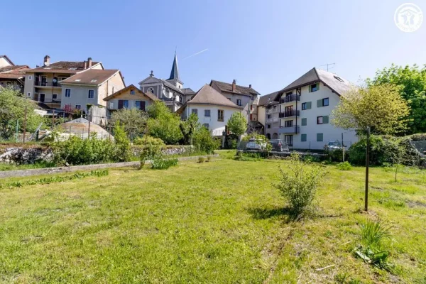 Grand jardin clôt - Gîte Maison Stendhal - Chartreuse Grand jardin clôt du gîte Maison Stendhal aux Echelles en Savoie