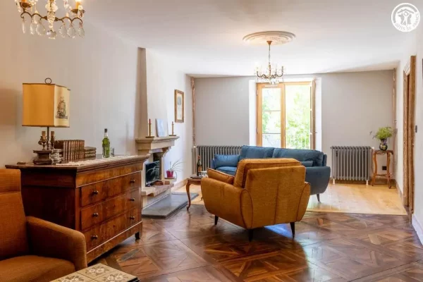 Grand salon - Gîte Maison Stendhal - Chartreuse Canapé et fauteuil du gîte Maison Stendhal aux Echelles en Savoie