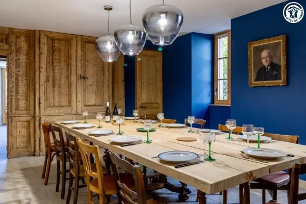 Salle à manger - Gîte Maison Stendhal - Chartreuse Grande table de salle à manger du gîte Maison Stendhal aux Echelles en Savoie pour 15 convives